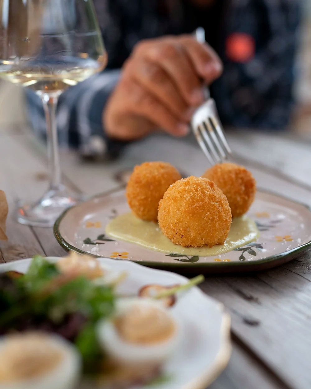 La pièce signature gratinée, verre de vin