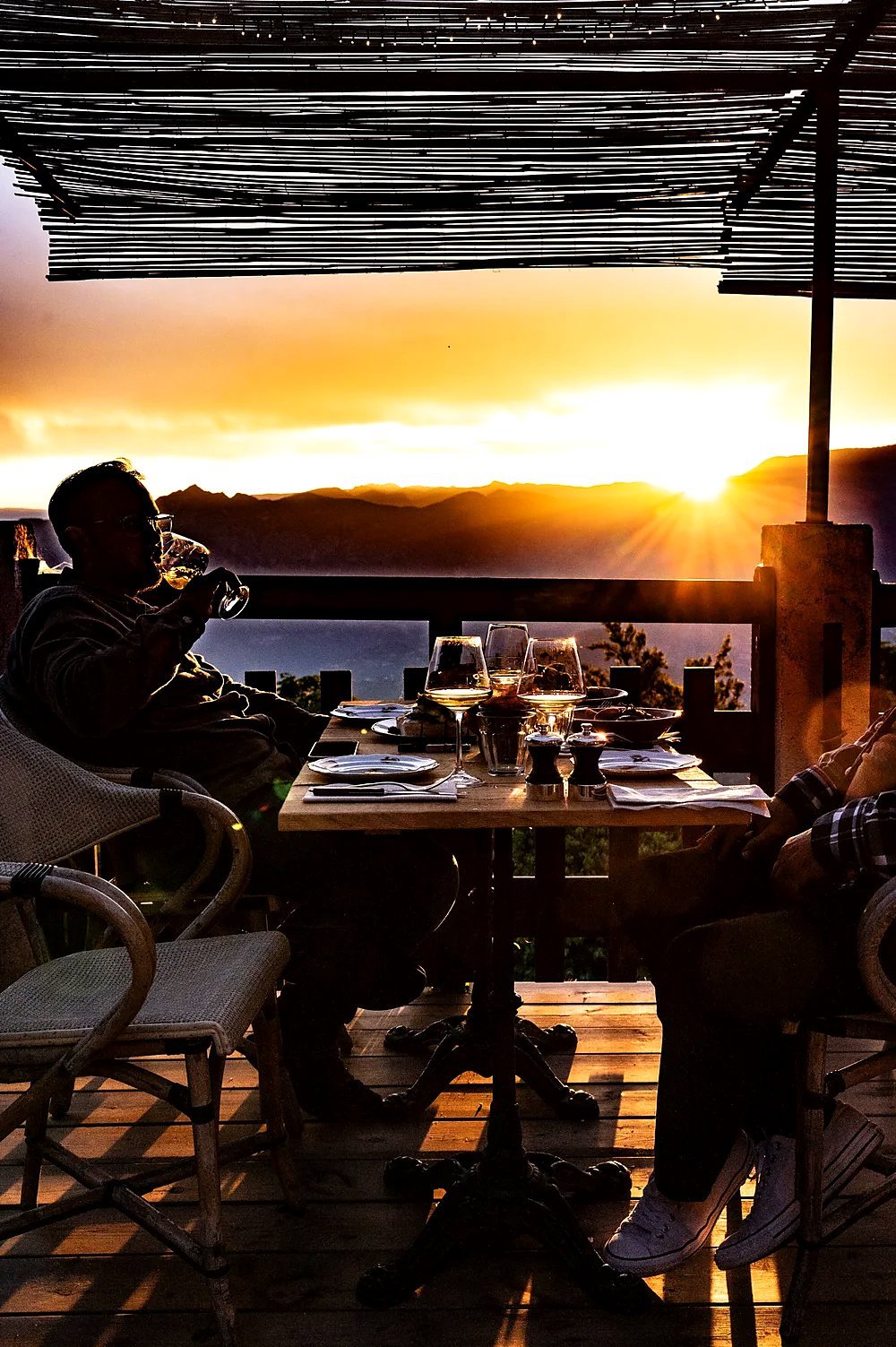 Verre de vin et planche sur la terrasse