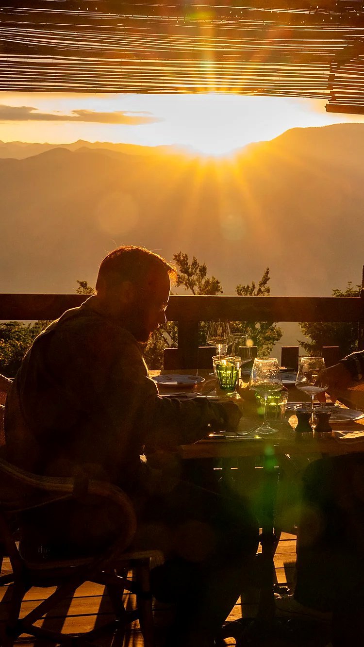 Silhouette au coucher du soleil sur la terrasse